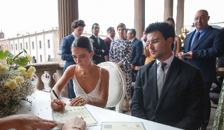  Elena firmando el acta de matrimonio.