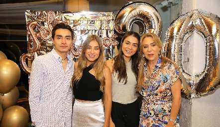  Pablo, Claudia y Paulina Rodríguez con su mamá Claudia Hermosillo.