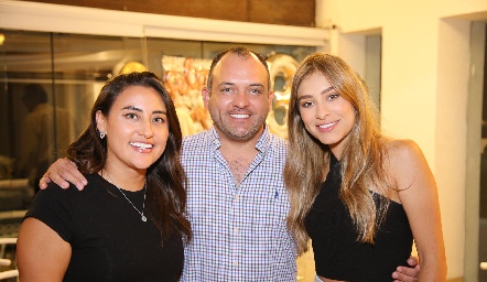  Begoña Paredes, Carlos Fonseca y Claudia Rodríguez.