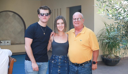 Rodrigo, Mariana y Arturo Álvarez.