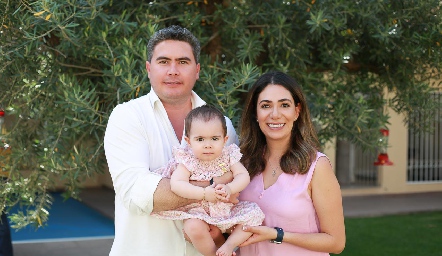  Héctor Gordoa y Andrea Lorca con su hija Isabela.