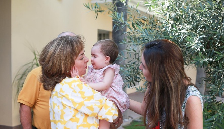  Laura Álvarez con su nieta Isabella.