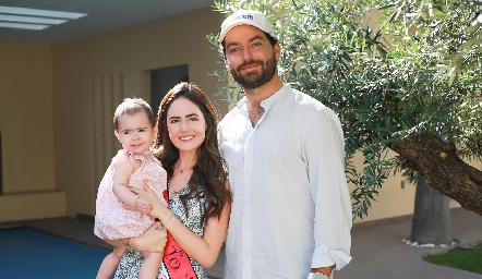  Pau Aldrett y Carlos González con su sobrina Isabela.