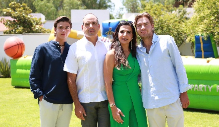  Félix Feres y Mely Mahbub con sus hijos Omar y Félix.