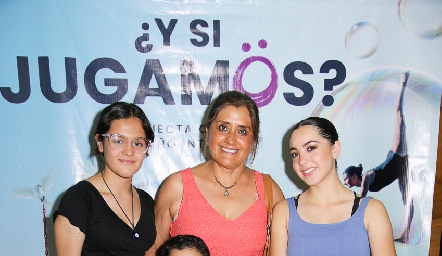  Regina López, Blanca Uresti, Leonardo y Andrea Hernández.