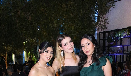 Muy Elegantes lucieron las graduadas.