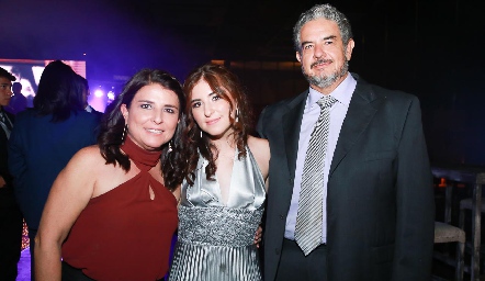  Adriana Martínez, Daniela Madrigal y Juan Francisco Sánchez.