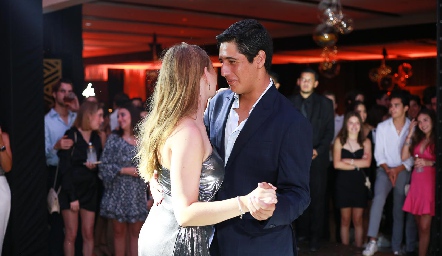  Ximena bailando con su primo Marcelo.