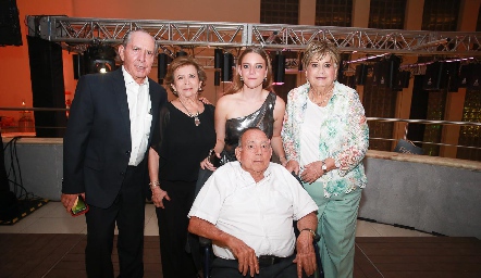  Ximena con sus abuelos Jesús y Cube Conde, Jacobo y Yolanda Payán.