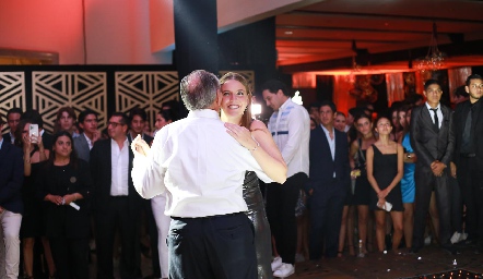  Ximena bailando con su abuelo Jesús Conde.