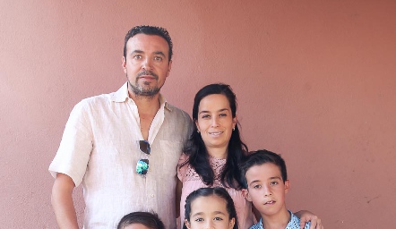  Francisco del Camino y Maru Alvarado con sus hijos Paco, Regina y Santiago.