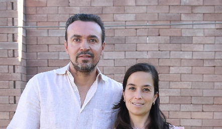  Regina con sus papas Francisco y Maru.