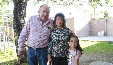  Regina con sus abuelos.