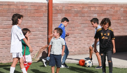  Jugando Futbol.