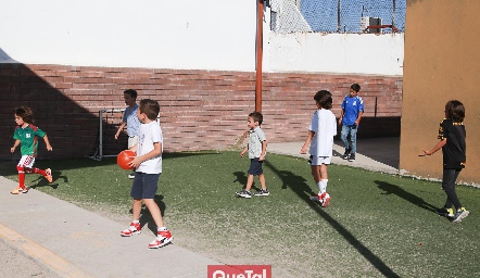  Jugando Futbol.