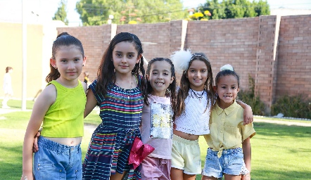  Regina con sus amigas.