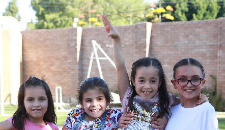  Regina con sus amigas.