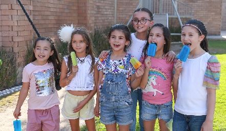  Regina con sus amigas.