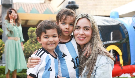  Elizabeth Berrones con sus hijos Diego y José Manuel.