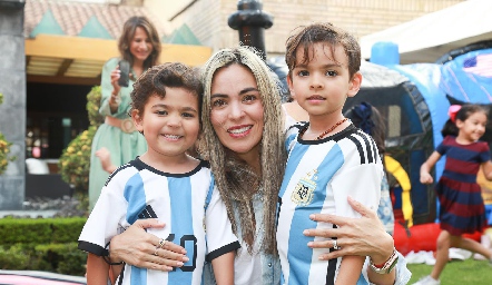  Elizabeth Berrones con sus hijos Diego y José Manuel.