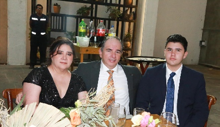  Cecilia Díaz, Vicente Andrade y Vicente.