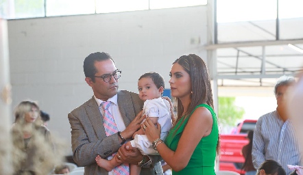  José Miguel con sus papás Fernando Rojo  y Bárbara Berrones.