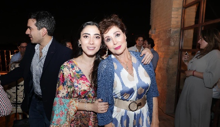  Isabella Zollino con su mamá Beatriz Dauajare.