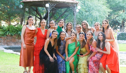  Paola Díaz de León con sus amigas.