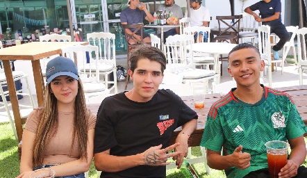  Valeria Flores, Dereck Torres y Santiago Pineda.