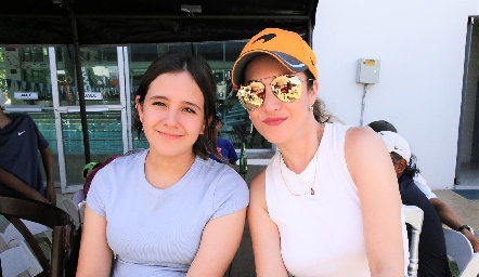  Fernanda y Olivia Flores.