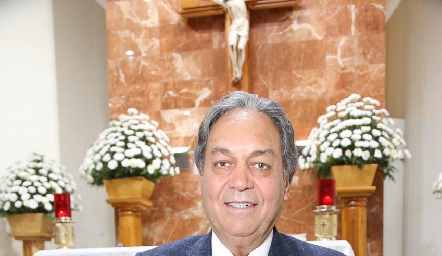 Carlos Torres con su nieta Micaela.