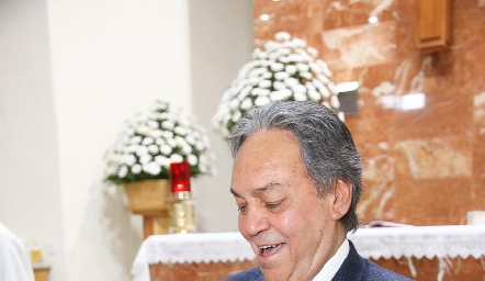  Carlos Torres con su nieta Micaela.
