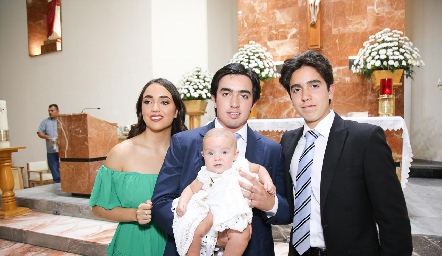  Tatina, Gustavo y Daniel Torres con su ahijada Micaela.