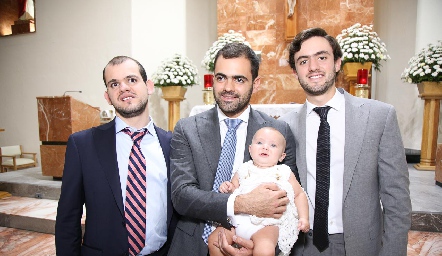 Elías, Juan Pablo y Rodrigo Abud con su ahijada Micaela.
