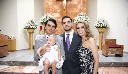  Frank, Hurgue y Lizett Abud con Micaela.