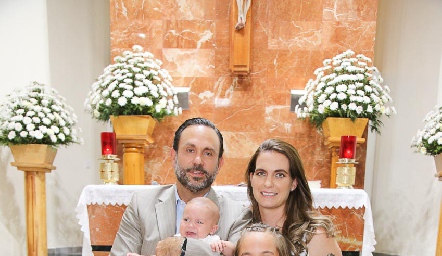  Carlos Torres y Hanni Abud, con sus hijas Micaela, Hanni y Álika.