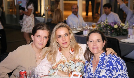  Sofía Torres, Mónica Torres y Pili Torres.