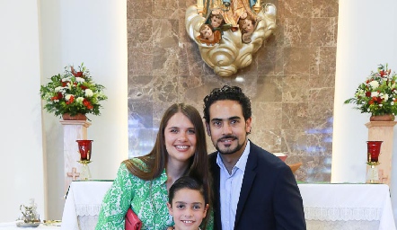  Ana Sofía Solana y Victorio Ortiz con su ahijado Iker.