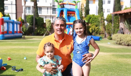  David Cortés con sus hijas María José y Valeria.