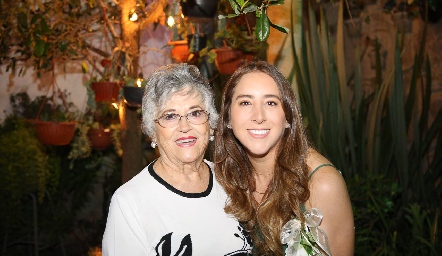  Flor Alicia Carretero con su nieta Diana Olvera.