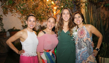  Diana Olvera con sus tías Ana, Flor, y Nora Guel.