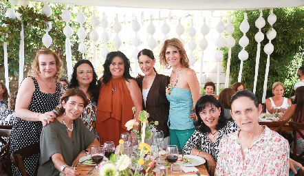  Lourdes Del Valle celebrando con sus amigas.