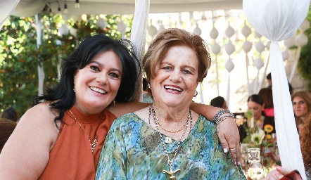  Lourdes Del Valle con su mamá Marcelle Coulon.