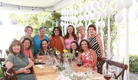  Lourdes Del Valle con sus primas y sus amigas.