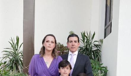  Pilar Valladares y Guillermo Guerra con sus hijos Alejandro, Guillermo y Nicolás.