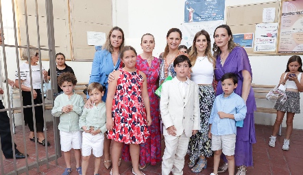  Las primas Valladares con sus hijos.
