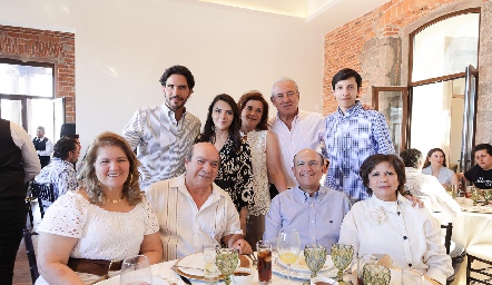  Anuar Zarur con su familia.