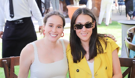  Ana Lucía Esparza y Carmen Bravo.