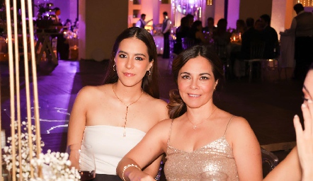 Alexia Carreón y Angélica Mazaregos.