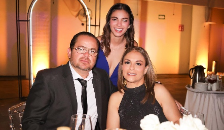  Juan Carlos Duque y Lolita Vázquez  con su hija María Paula.